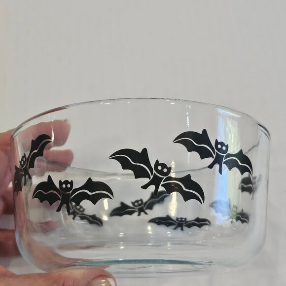 Pyrex Glass One Quart Storage Container. Black Bat Halloween Design Holds 4 Cups - Picture 4 of 9